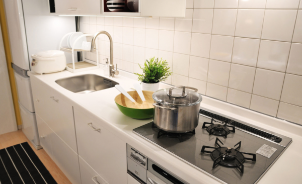 Dapur dengan oven dan kompor modern bergaya Jepang